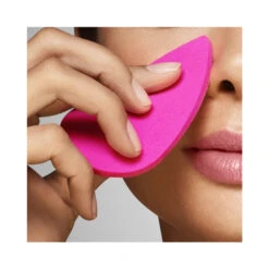 Beautyblender Blotterazzi™ -Cerave Shop Beautyblender Blotterazzi Model Background 1500x1500 1