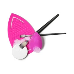 Beautyblender Keep.it.clean -Cerave Shop Beautyblender keep it clean 20468 Brushes Aerial 1500x1500 1
